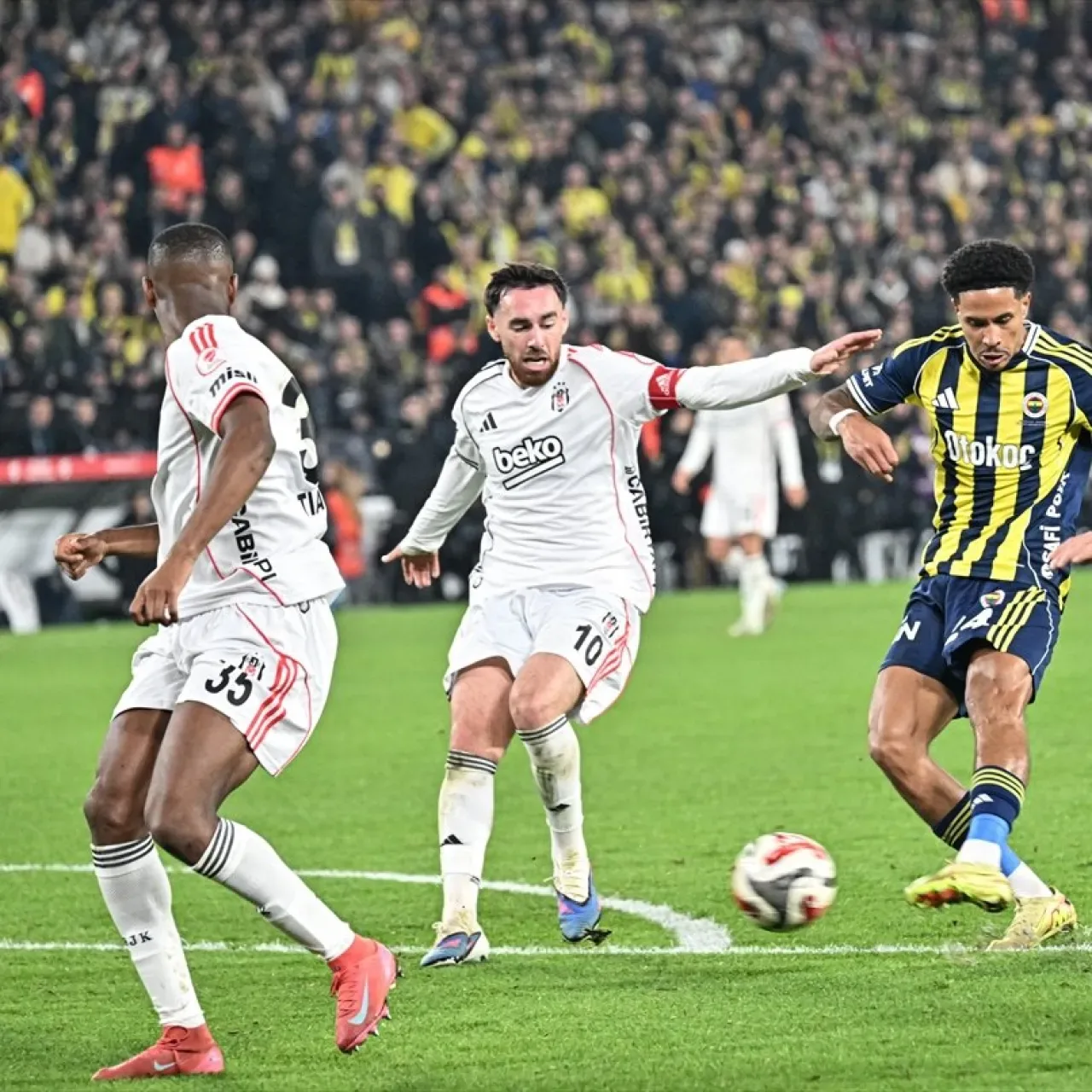 Orkun Kökçü'den Hakem Kararlarına Sert Tepki: "Psikolojimiz Bozuluyor" Orkun Kökçü'den Hakem Kararlarına Sert Tepki: "Psikolojimiz Bozuluyor"
