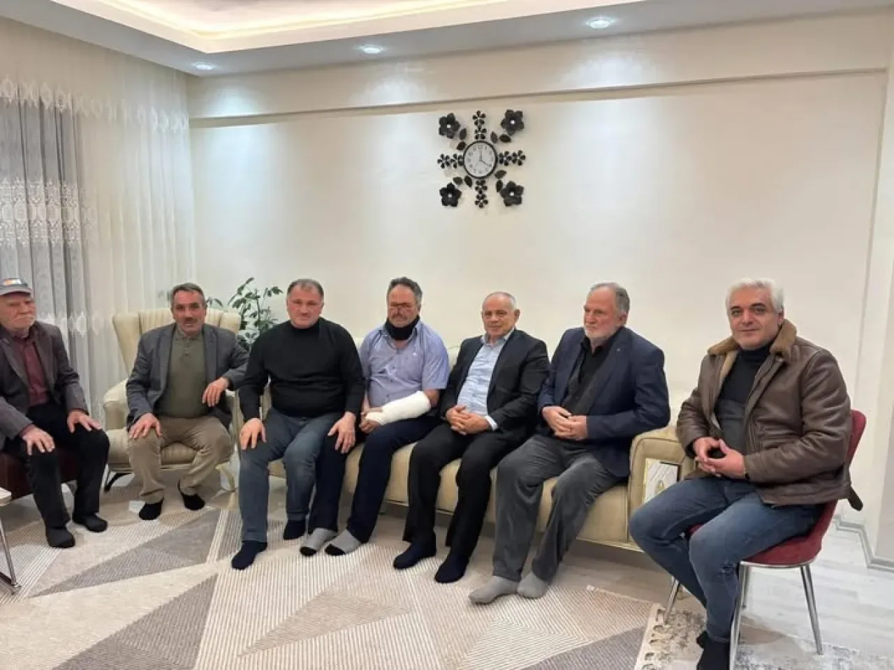 Yahyalı Belediye Başkanı Esat Öztürk, Kazazedeye Geçmiş Olsun Ziyaretinde Yahyalı Belediye Başkanı Esat Öztürk, Kazazedeye Geçmiş Olsun Ziyaretinde