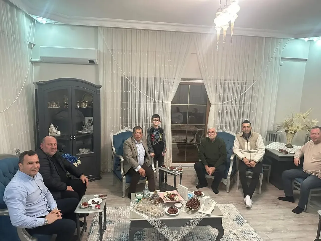 AK Parti Karamürsel Yönetimi, Umre Dönüşü İbrahim Filizi'yi Ziyaret Etti AK Parti Karamürsel Yönetimi, Umre Dönüşü İbrahim Filizi'yi Ziyaret Etti