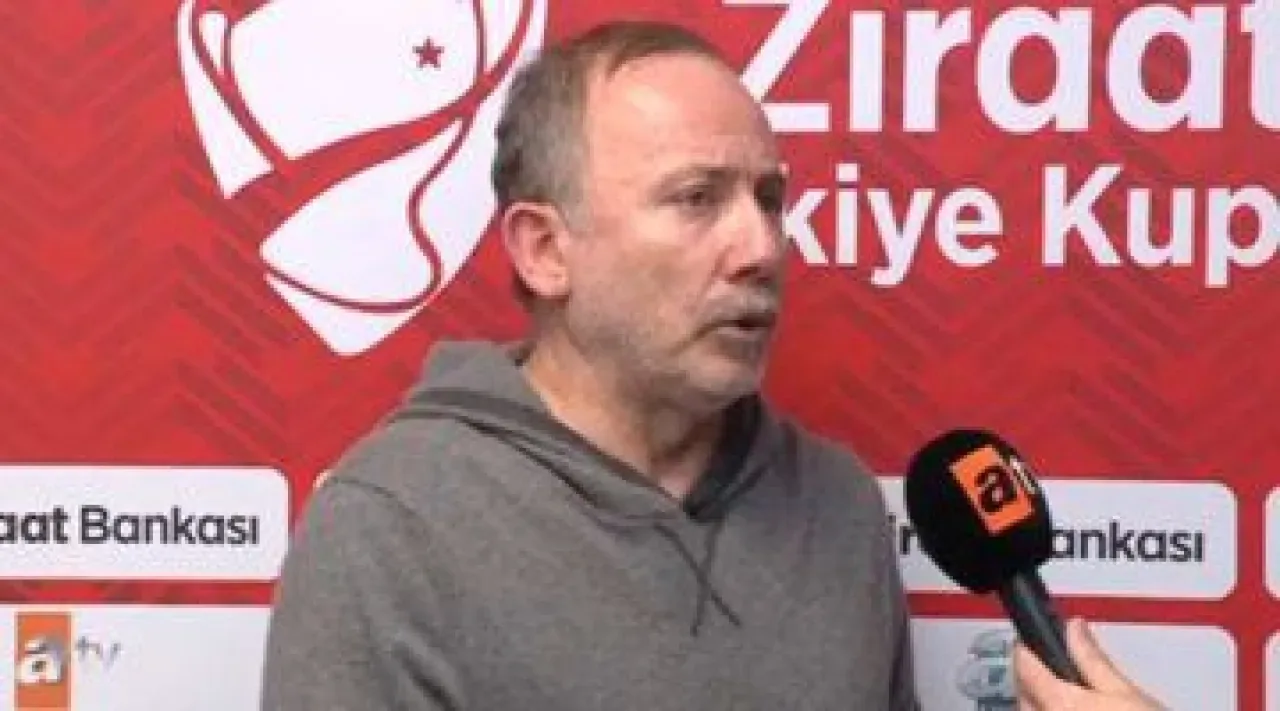 Beşiktaş Teknik Direktörü Sergen Yalçın'dan Hakem Tepkisi: "Burası Anadolu Takımı Değil" Beşiktaş Teknik Direktörü Sergen Yalçın'dan Hakem Tepkisi: "Burası Anadolu Takımı Değil"