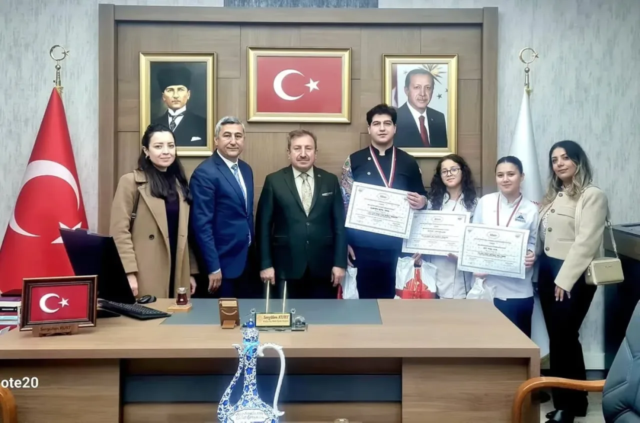 Körfezli Öğrenciler İstanbul'da Mutfağın Yıldızı Oldu: 3 Gümüş Madalya Körfezli Öğrenciler İstanbul'da Mutfağın Yıldızı Oldu: 3 Gümüş Madalya