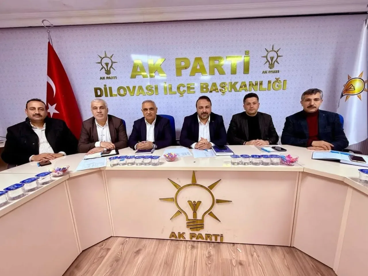 AK Parti Dilovası'nda Haftalık Olağan Toplantı Gerçekleştirildi AK Parti Dilovası'nda Haftalık Olağan Toplantı Gerçekleştirildi