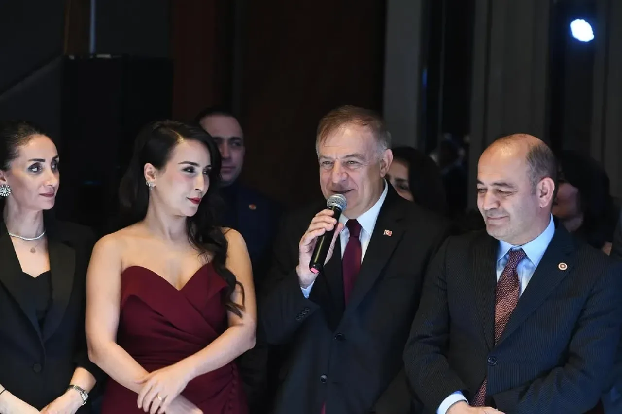 CHP'li İsimler Uzun-Sayın Çiftinin Nikah Töreninde Buluştu CHP'li İsimler Uzun-Sayın Çiftinin Nikah Töreninde Buluştu