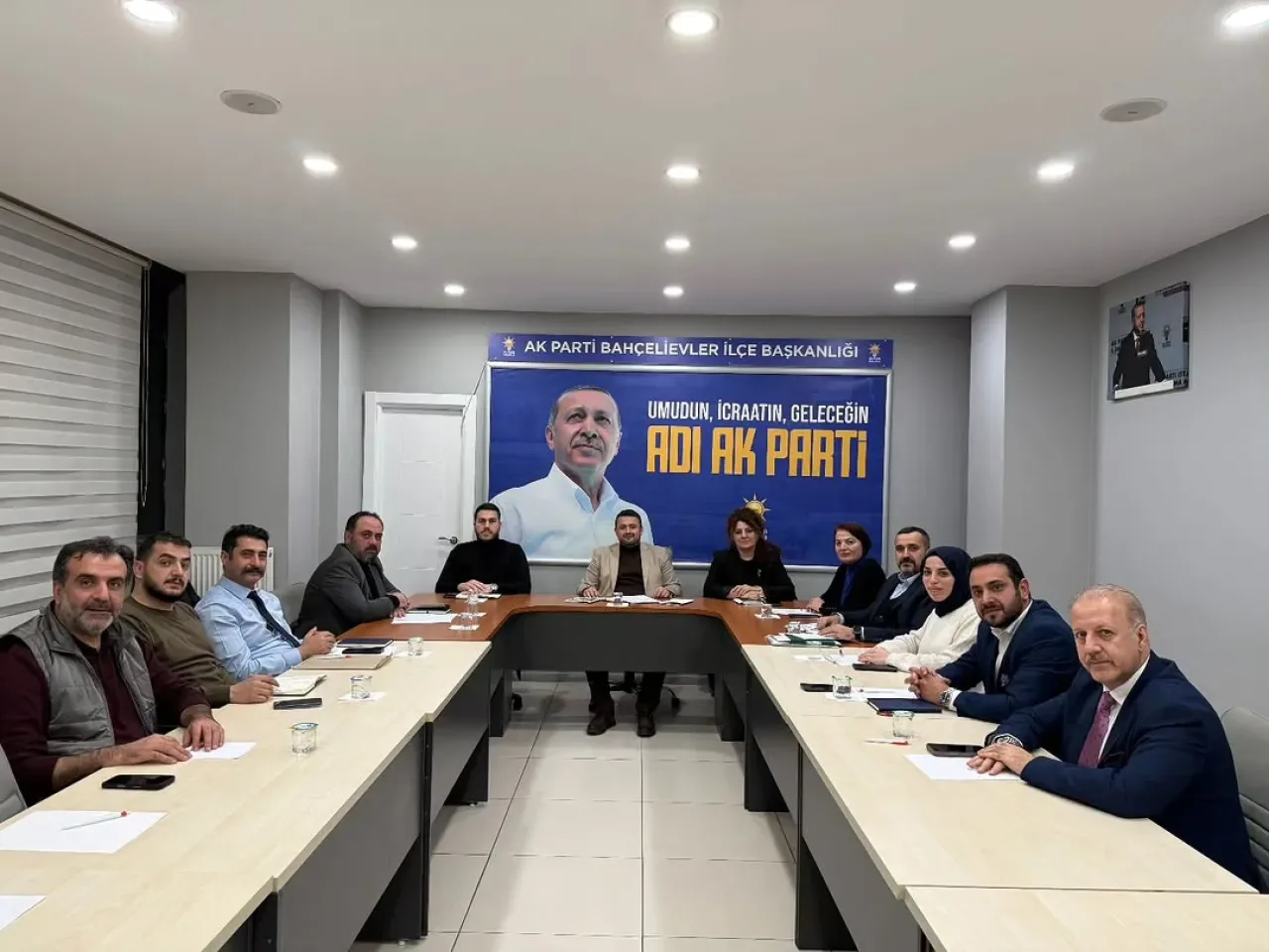 Bahçelievler'de AK Parti Yönetimi Haftalık Toplantısını Gerçekleştirdi Bahçelievler'de AK Parti Yönetimi Haftalık Toplantısını Gerçekleştirdi
