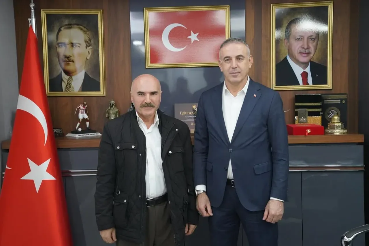AK Parti Ümraniye'de Eski Yönetim Kurulu Üyesinden Anlamlı Ziyaret AK Parti Ümraniye'de Eski Yönetim Kurulu Üyesinden Anlamlı Ziyaret