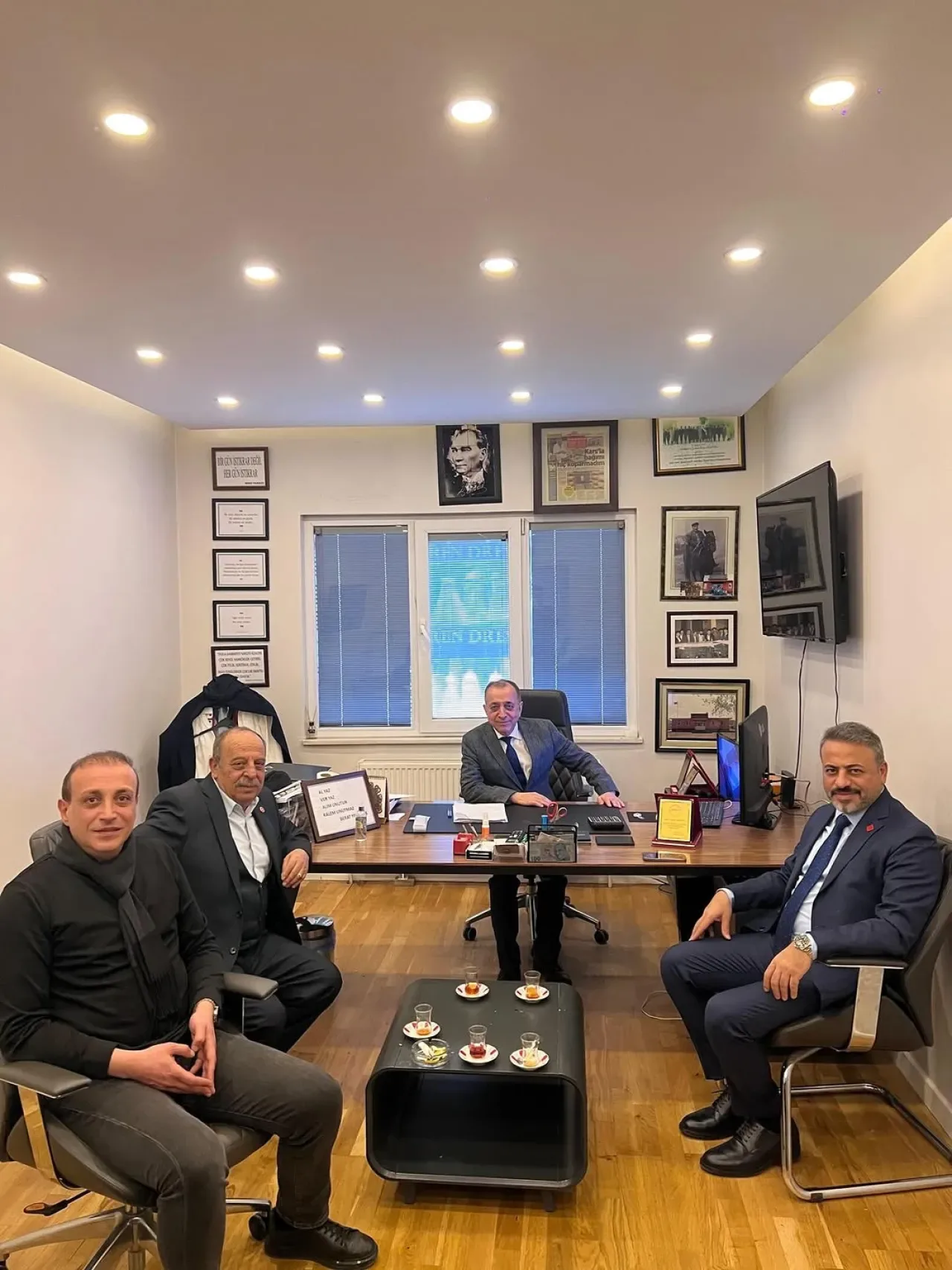 CHP Ümraniye İlçe Başkanlığı'ndan İş İnsanı Berat Yılmazer'e Ziyaret CHP Ümraniye İlçe Başkanlığı'ndan İş İnsanı Berat Yılmazer'e Ziyaret