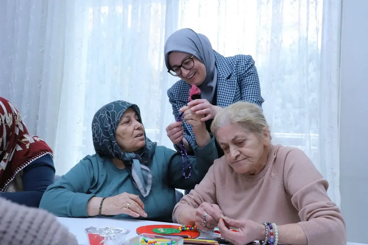 Balıkesir Milletvekili Belgin Uygur, Karatay'daki Yaşlı Bakım Merkezi'ni Ziyaret Etti Balıkesir Milletvekili Belgin Uygur, Karatay'daki Yaşlı Bakım Merkezi'ni Ziyaret Etti