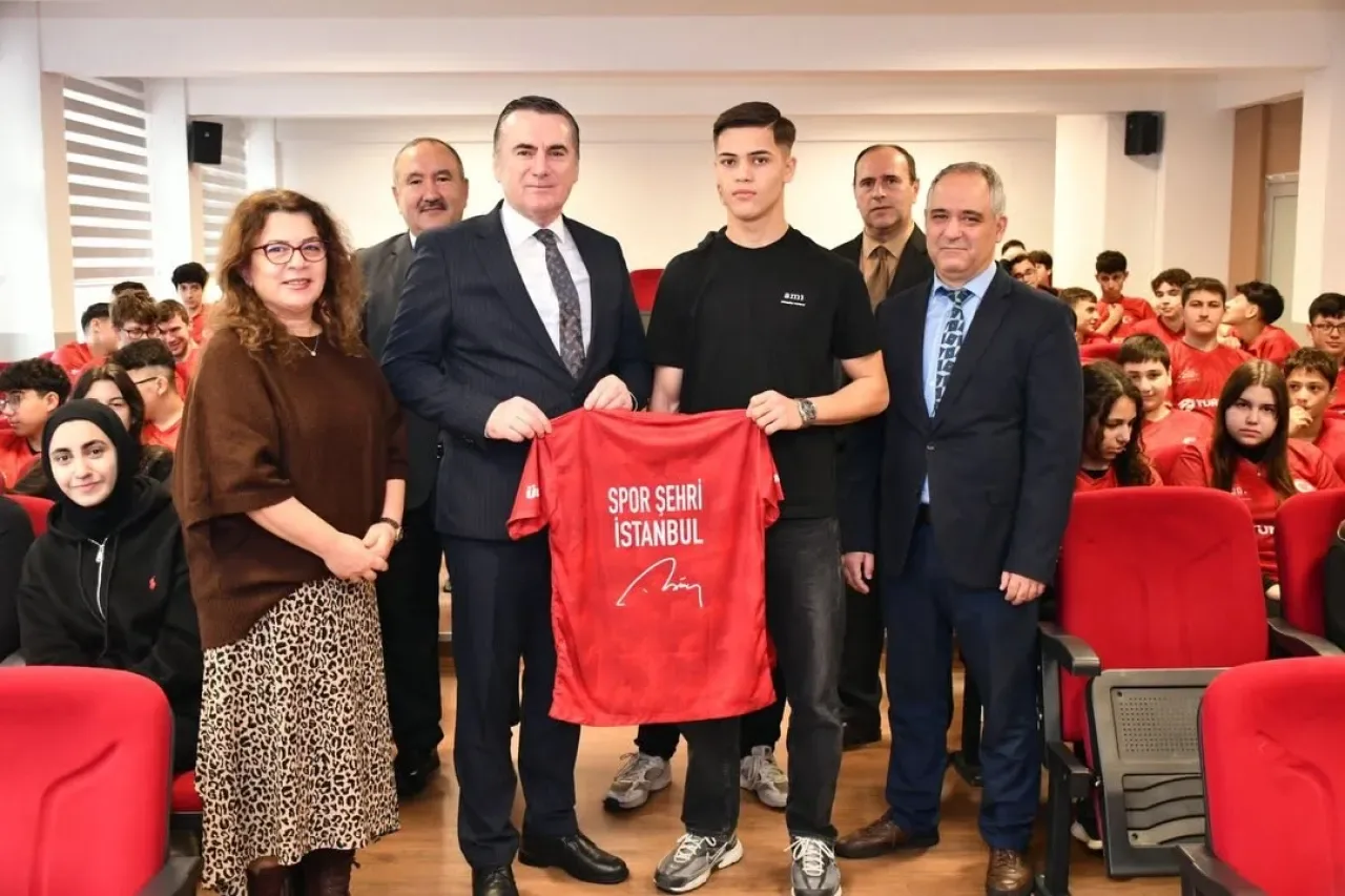 Pendik'te Öğrencilere Milli Forma Coşkusu Pendik'te Öğrencilere Milli Forma Coşkusu