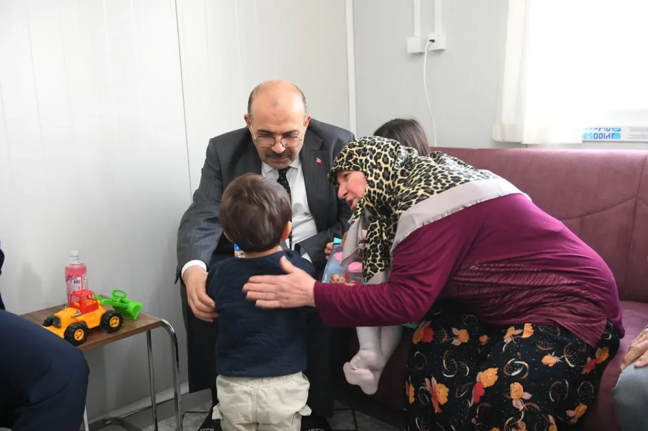 Sındırgı Depremzedeleri Ziyaret Eden Vali Ustaoğlu, Geçmiş Olsun Mesajı Verdi Sındırgı Depremzedeleri Ziyaret Eden Vali Ustaoğlu, Geçmiş Olsun Mesajı Verdi