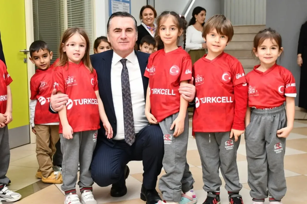 Pendik'te Öğrencilere Spor Forması Coşkusu Pendik'te Öğrencilere Spor Forması Coşkusu