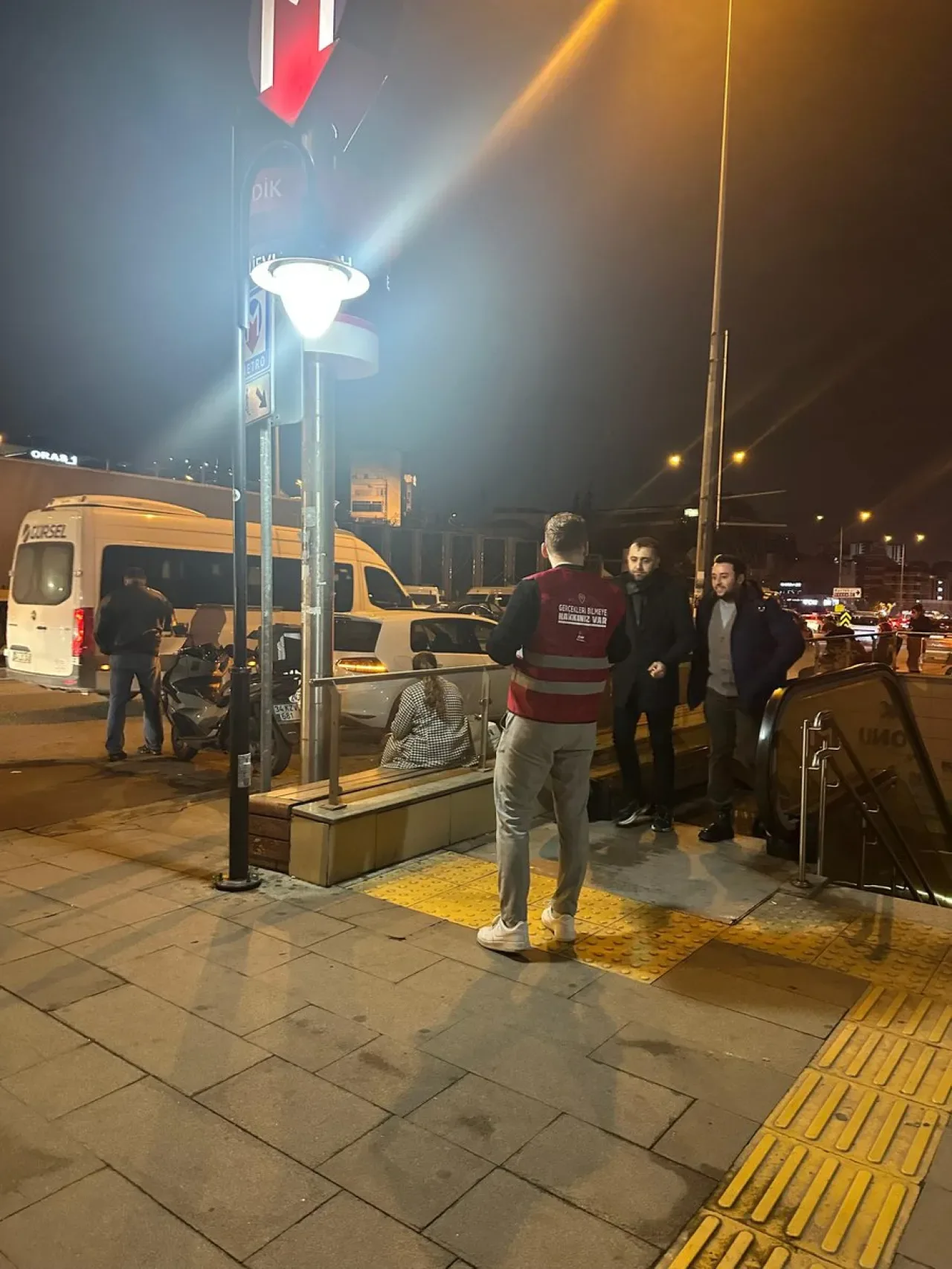 CHP Pendik Gençlik Kolları, "Gerçekleri Bilmeye Hakkınız Var" Diyerek Broşür Dağıttı CHP Pendik Gençlik Kolları, "Gerçekleri Bilmeye Hakkınız Var" Diyerek Broşür Dağıttı