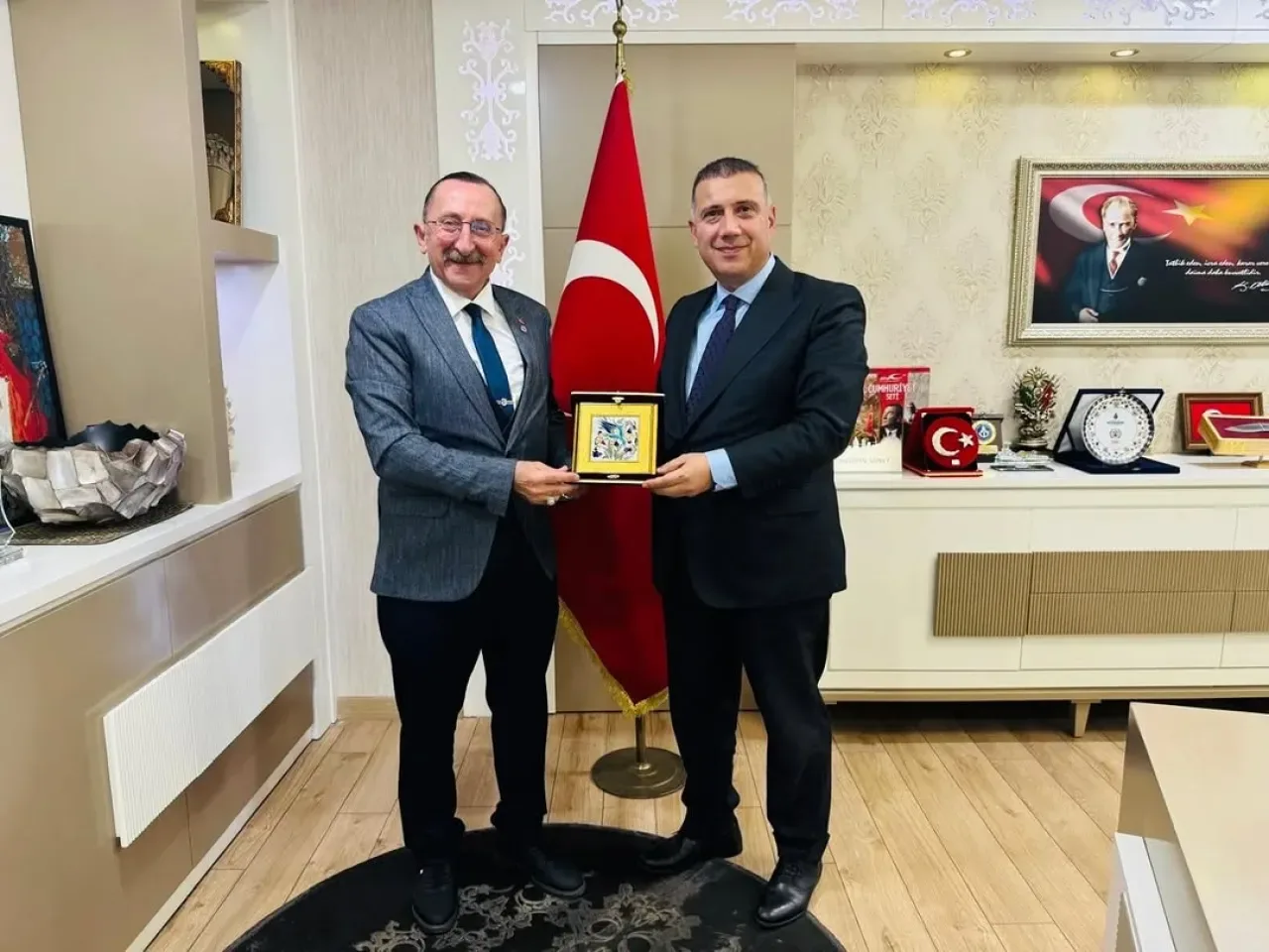 Emekli Albay Mazhar T. Abacıoğlu, Tuzla Kaymakamı Güney'i Ziyaret Etti Emekli Albay Mazhar T. Abacıoğlu, Tuzla Kaymakamı Güney'i Ziyaret Etti