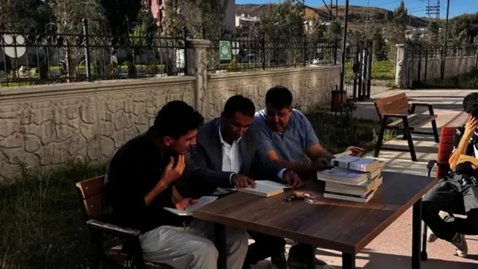 Ağrı Patnos'ta Kütüphane Bahçesinde Sessiz Okuma Etkinliği Düzenlendi görseli