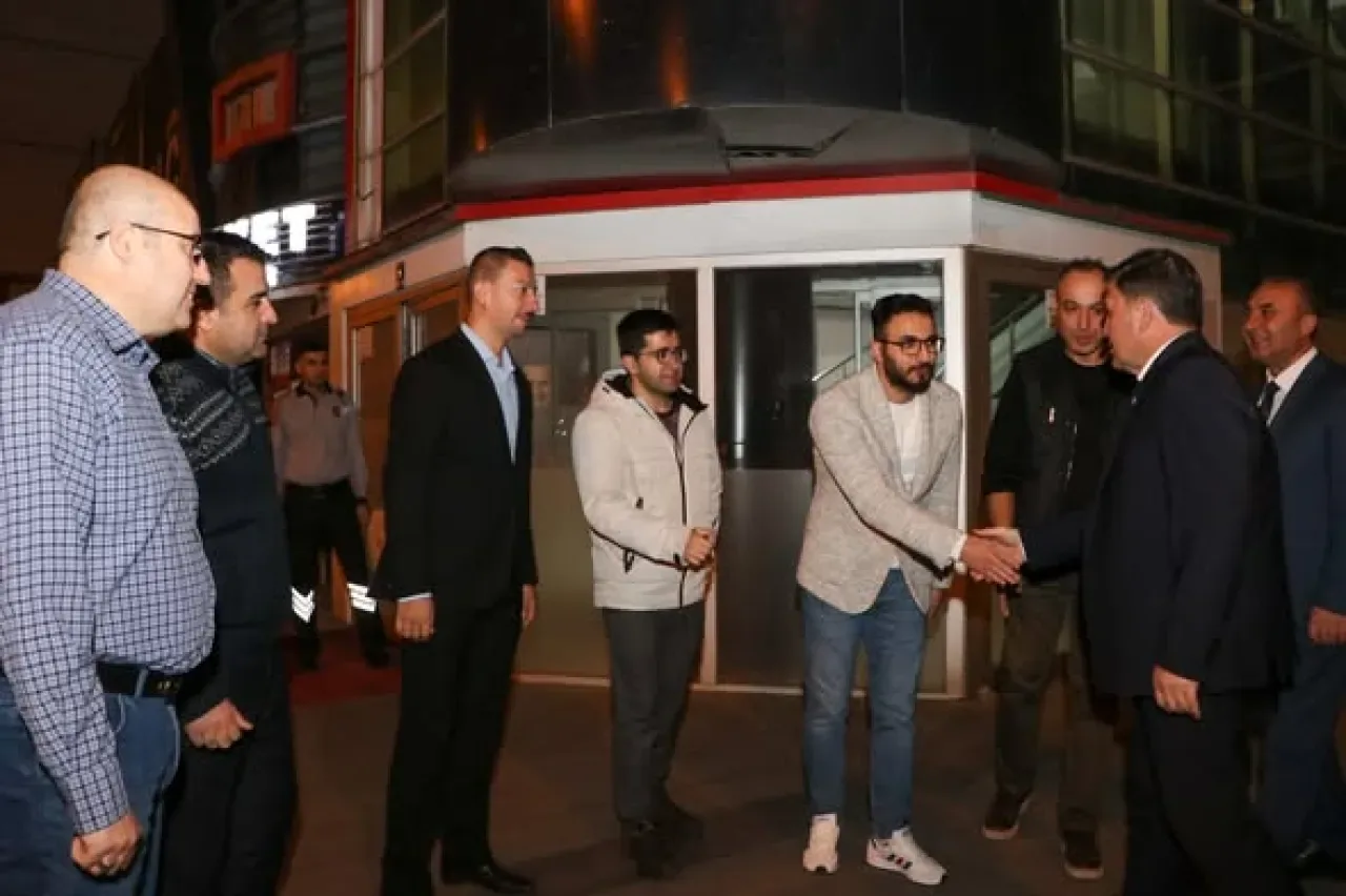 Kayseri Gençlik ve Spor İl Müdürü Öğrenci Yurdunda: Hediyeler ve Tecrübe Paylaşımı Kayseri Gençlik ve Spor İl Müdürü Öğrenci Yurdunda: Hediyeler ve Tecrübe Paylaşımı