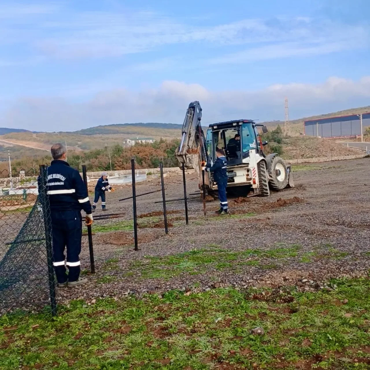 Körfez'de Mezarlık Güvenliği İçin Tel Çit Çalışması Başlatıldı Körfez'de Mezarlık Güvenliği İçin Tel Çit Çalışması Başlatıldı