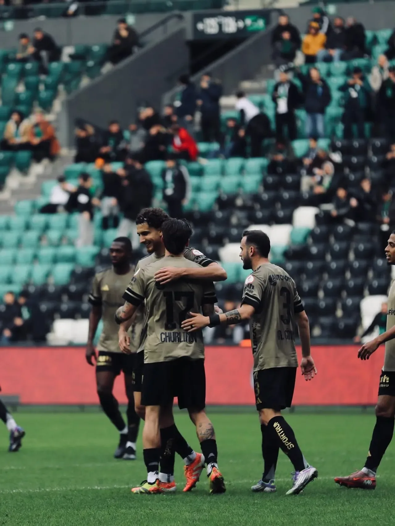 Kocaelispor'un Taraftar Grubu KSvERZ'den Anlamlı Hareket: "Durma Koş Zaferlere" Kocaelispor'un Taraftar Grubu KSvERZ'den Anlamlı Hareket: "Durma Koş Zaferlere"