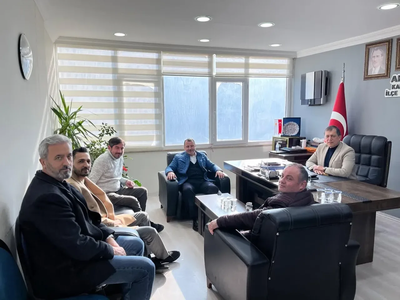 Karamürsel'de AK Parti İlçe Başkanı'na Esnaf Ziyareti Karamürsel'de AK Parti İlçe Başkanı'na Esnaf Ziyareti