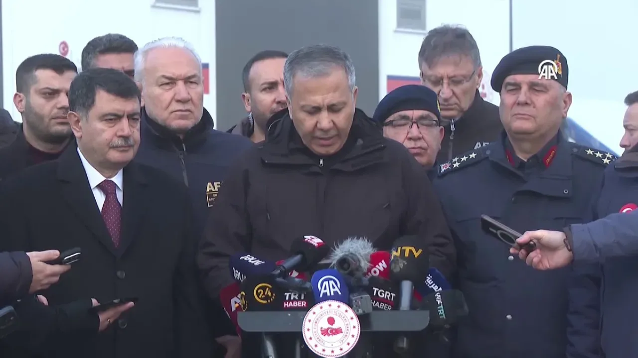 Kaza Yapan Uçağın Kara Kutusu ve Ses Kayıt Cihazı Bulundu Kaza Yapan Uçağın Kara Kutusu ve Ses Kayıt Cihazı Bulundu