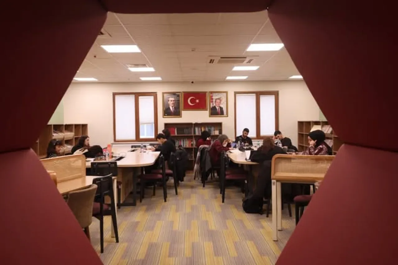 Bağcılar'da Gençler, Ateştuğla Kütüphanesi'nde Geleceğe Hazırlanıyor Bağcılar'da Gençler, Ateştuğla Kütüphanesi'nde Geleceğe Hazırlanıyor