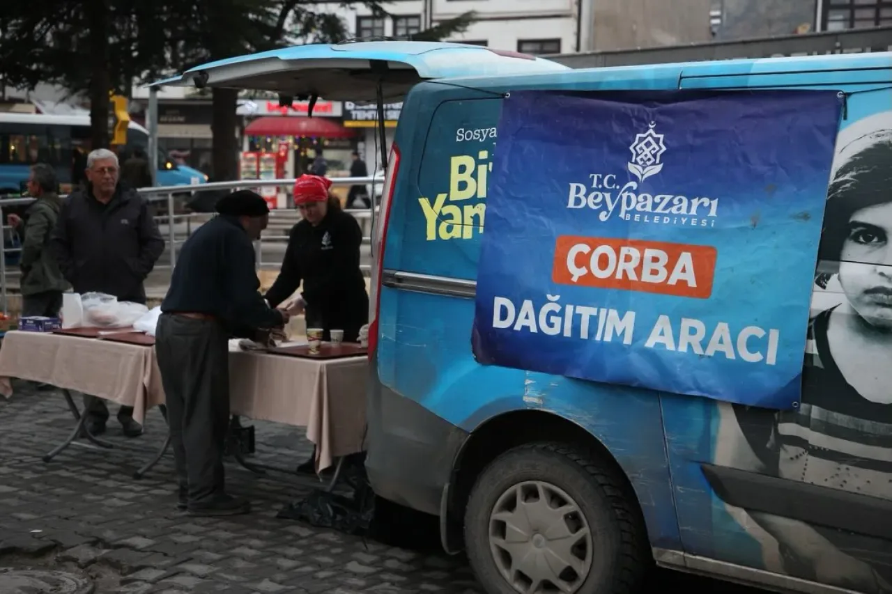 Beypazarı Belediyesi, Çarşamba Pazarı'nda Esnafa ve Vatandaşlara Sıcak Çorba İkramı Beypazarı Belediyesi, Çarşamba Pazarı'nda Esnafa ve Vatandaşlara Sıcak Çorba İkramı