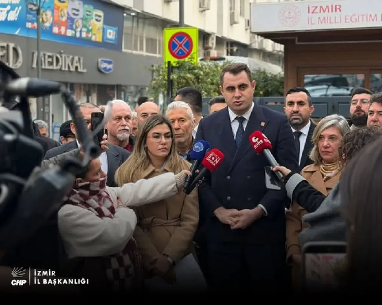 Ülkü Ocakları'nın Okul Yenilemesi Siyasi Propagandaya Dönüştü Ülkü Ocakları'nın Okul Yenilemesi Siyasi Propagandaya Dönüştü