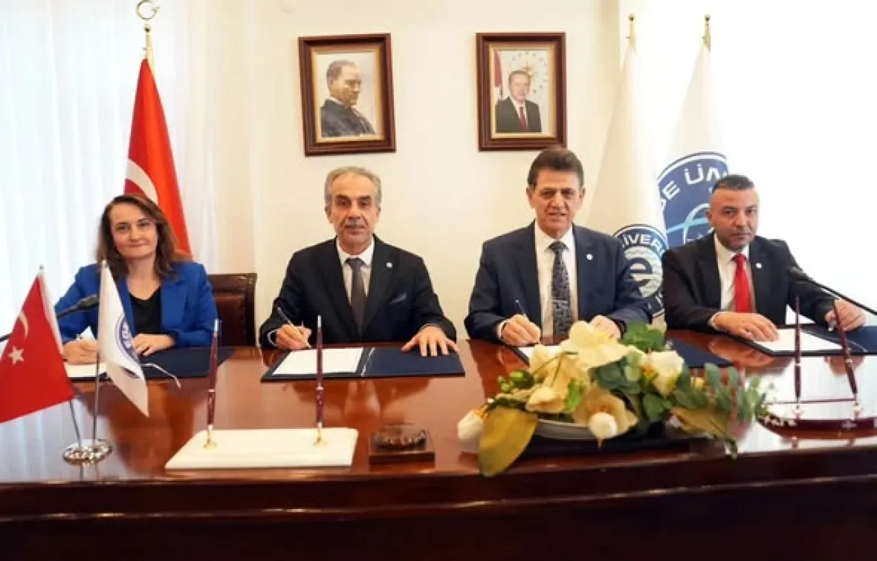 Ege Üniversitesi ve KKTC Kamu Hizmeti Komisyonu Arasındaki İş Birliği Yenilendi Ege Üniversitesi ve KKTC Kamu Hizmeti Komisyonu Arasındaki İş Birliği Yenilendi