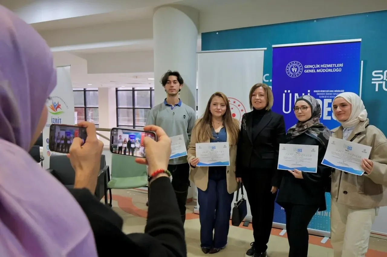 Kocaeli'de Gençlik Merkezi ve Üniversitelerle Geleceğe Ortak Adım Kocaeli'de Gençlik Merkezi ve Üniversitelerle Geleceğe Ortak Adım