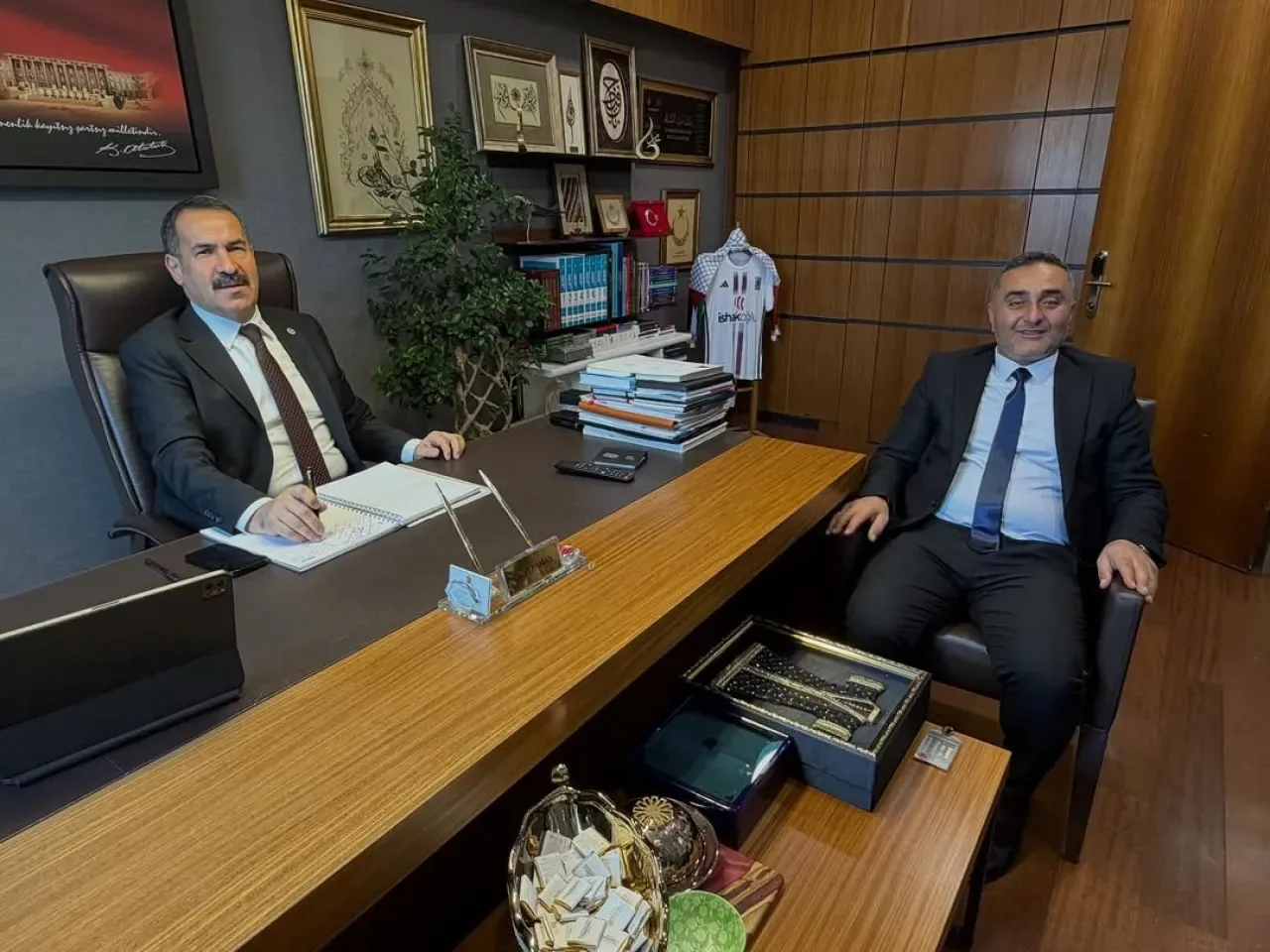 Kocaeli Milletvekili Cemil Yaman'dan Sivaslı Muhtara Teşekkür Kocaeli Milletvekili Cemil Yaman'dan Sivaslı Muhtara Teşekkür