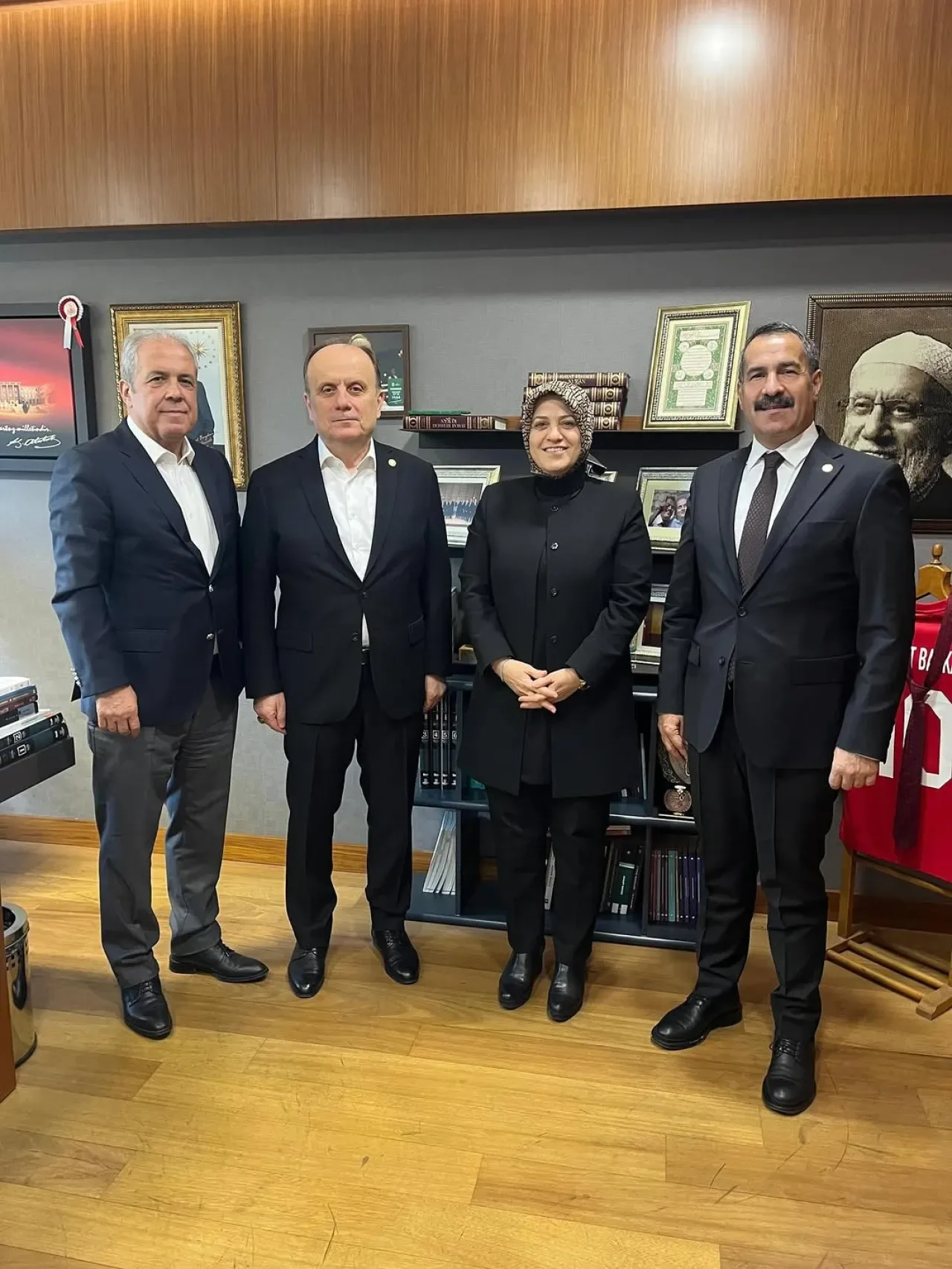 AK Partili Kocaeli Milletvekili Cemil Yaman, Meclis'te Yol Arkadaşlarıyla Bir Araya Geldi AK Partili Kocaeli Milletvekili Cemil Yaman, Meclis'te Yol Arkadaşlarıyla Bir Araya Geldi