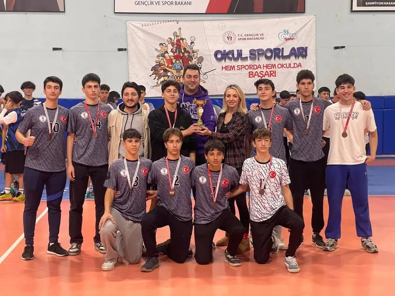 Kartepe Anadolu Lisesi Voleybolda İl Üçüncüsü Oldu Kartepe Anadolu Lisesi Voleybolda İl Üçüncüsü Oldu