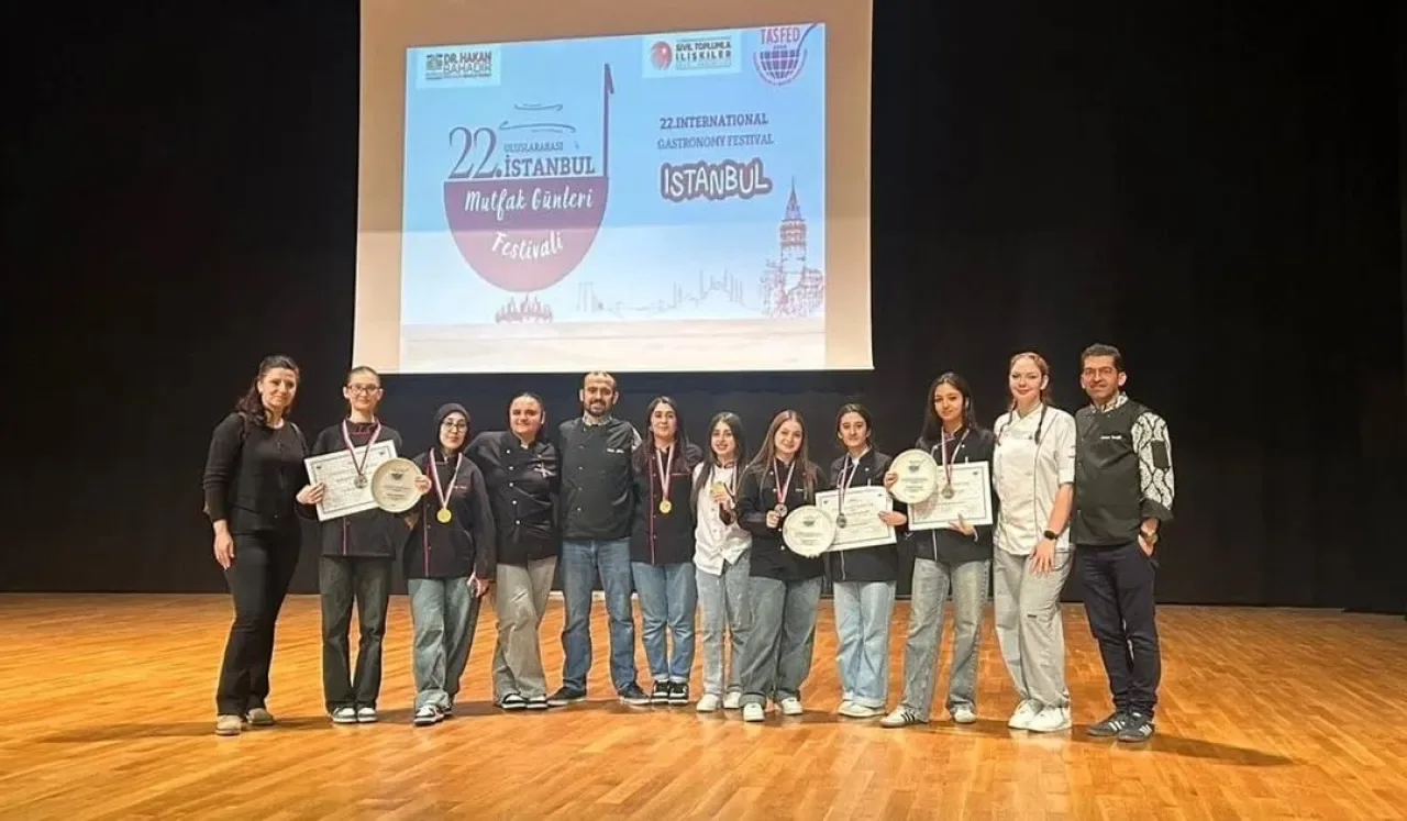 Gölcük'ün Genç Şefleri, İstanbul'da Gastronomi Zaferi Yaşattı Gölcük'ün Genç Şefleri, İstanbul'da Gastronomi Zaferi Yaşattı
