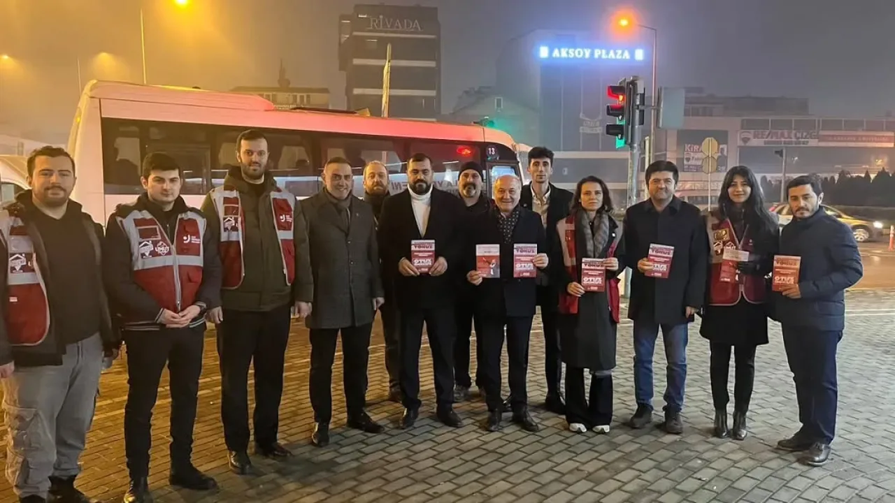 CHP'li Gençler Sabahın İlk Işığında İşçilerle Buluştu: "Asgari Ücret 39 Bin TL Olmalı" CHP'li Gençler Sabahın İlk Işığında İşçilerle Buluştu: "Asgari Ücret 39 Bin TL Olmalı"