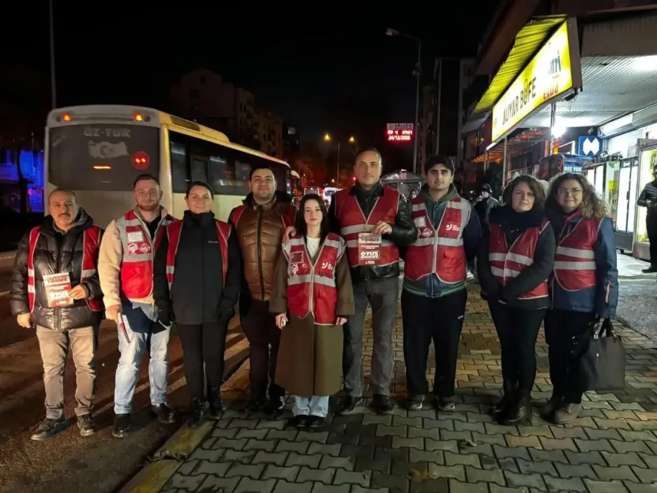 CHP'li Kadınlar Gölcük'te Sabahın İlk Işıklarında Emekçilerle Buluştu CHP'li Kadınlar Gölcük'te Sabahın İlk Işıklarında Emekçilerle Buluştu