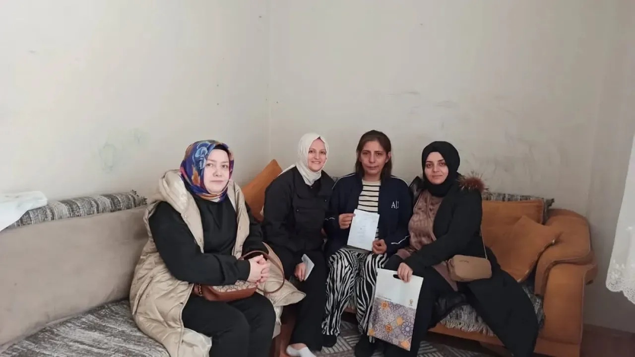 AK Kadın Kocaeli, Çayırova'da Üye Ziyaretleri ile Gönül Köprülerini Güçlendiriyor AK Kadın Kocaeli, Çayırova'da Üye Ziyaretleri ile Gönül Köprülerini Güçlendiriyor
