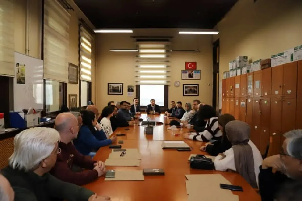 İstanbul Millî Eğitim Müdürü Yentür, Tarihi İstanbul Erkek Lisesi'nde Öğretmenlerle Buluştu İstanbul Millî Eğitim Müdürü Yentür, Tarihi İstanbul Erkek Lisesi'nde Öğretmenlerle Buluştu