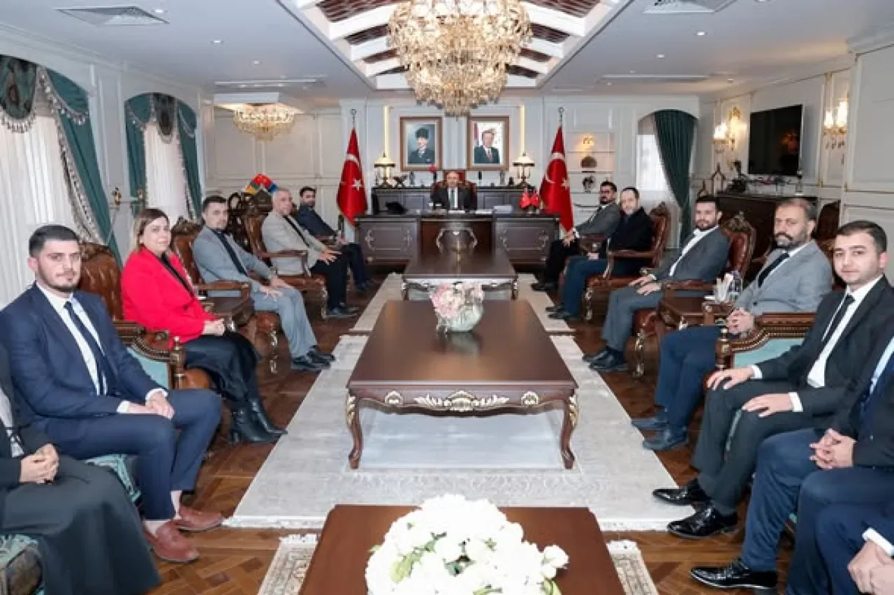 Vali Köşger, TÜGVA Adana Yönetimini Makamında Ağırladı Vali Köşger, TÜGVA Adana Yönetimini Makamında Ağırladı