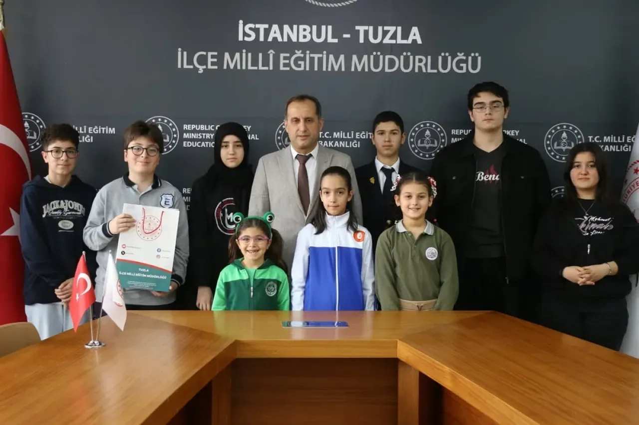 Tuzla'da Geleceğin Yazarları İlçe Milli Eğitim Müdürü'nü Ziyaret Etti Tuzla'da Geleceğin Yazarları İlçe Milli Eğitim Müdürü'nü Ziyaret Etti