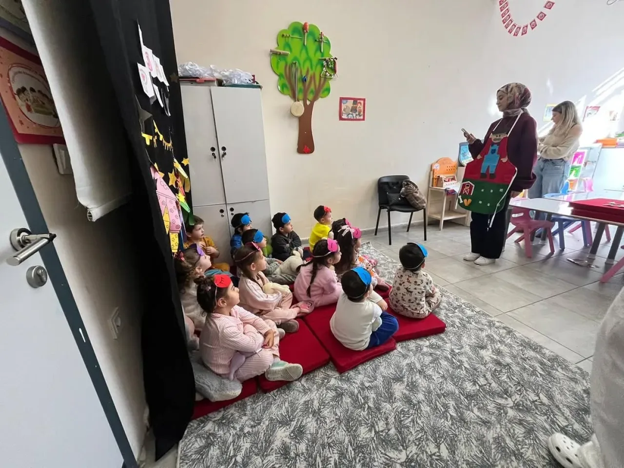 Esenyurt Üniversitesi Öğrencileri, Minik Kalpler için Üretti: Anasınıflarına Eğitim Materyali Desteği Esenyurt Üniversitesi Öğrencileri, Minik Kalpler için Üretti: Anasınıflarına Eğitim Materyali Desteği