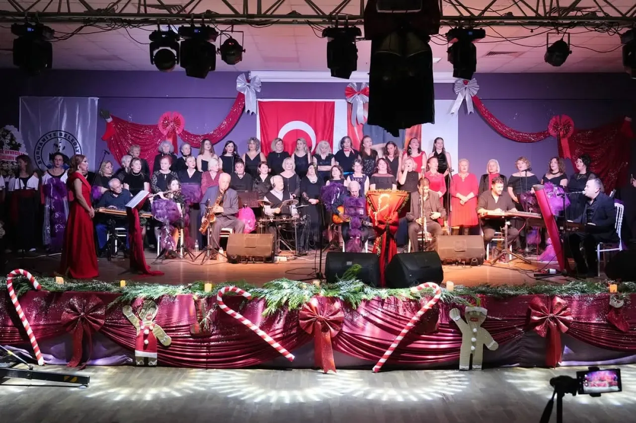 Burhaniye'de Nostaljik Konser: Kadınlar Korosu Dayanışma İçin Sahne Aldı Burhaniye'de Nostaljik Konser: Kadınlar Korosu Dayanışma İçin Sahne Aldı