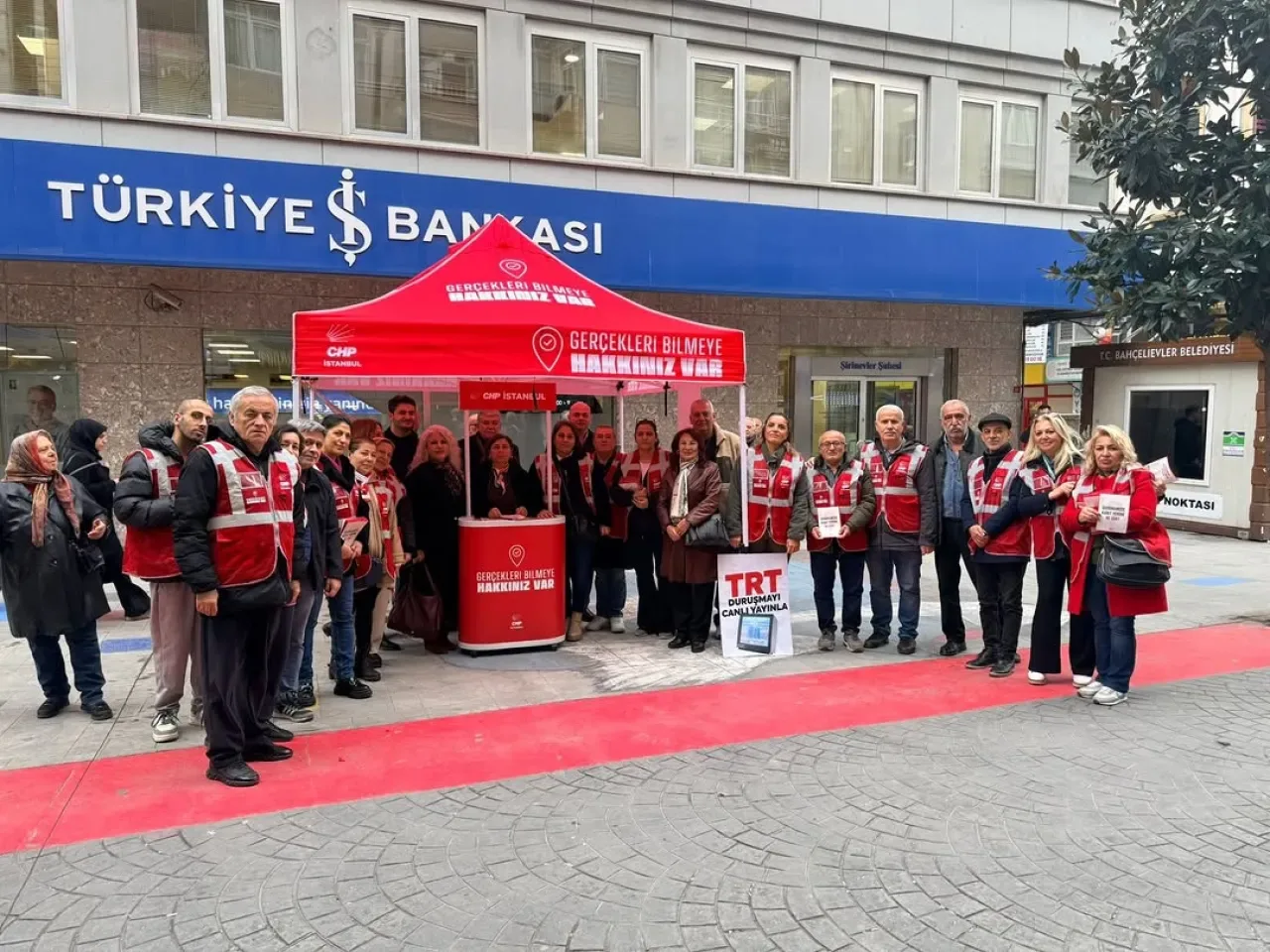 Bahçelievler CHP'si Şirinevler'de: "Adalet Susmaz, Demokrasi Geri Adım Atmaz" Bahçelievler CHP'si Şirinevler'de: "Adalet Susmaz, Demokrasi Geri Adım Atmaz"