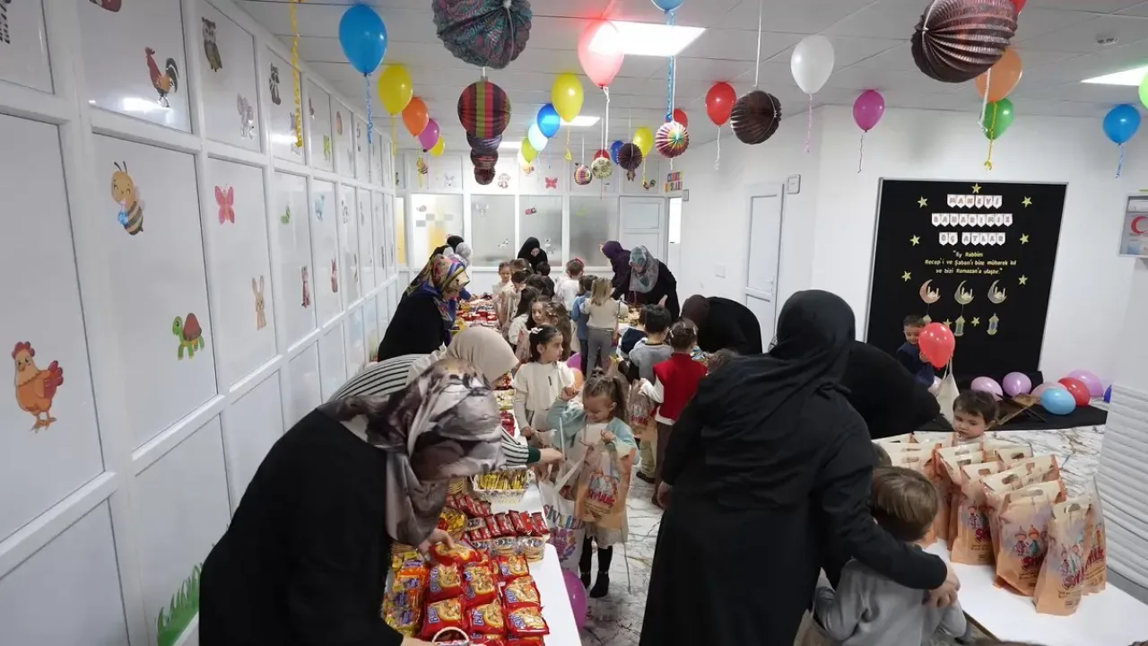 Konya'da 220 Bin Çocuğa Geleneksel "Şivlilik" Sürprizi Konya'da 220 Bin Çocuğa Geleneksel "Şivlilik" Sürprizi