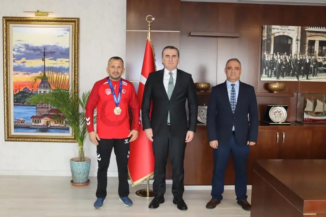 Pendik'ten Dünya'ya Uzanan Gurur: Semih Özdemir, Kaymakam Yıldız'ı Ziyaret Etti Pendik'ten Dünya'ya Uzanan Gurur: Semih Özdemir, Kaymakam Yıldız'ı Ziyaret Etti