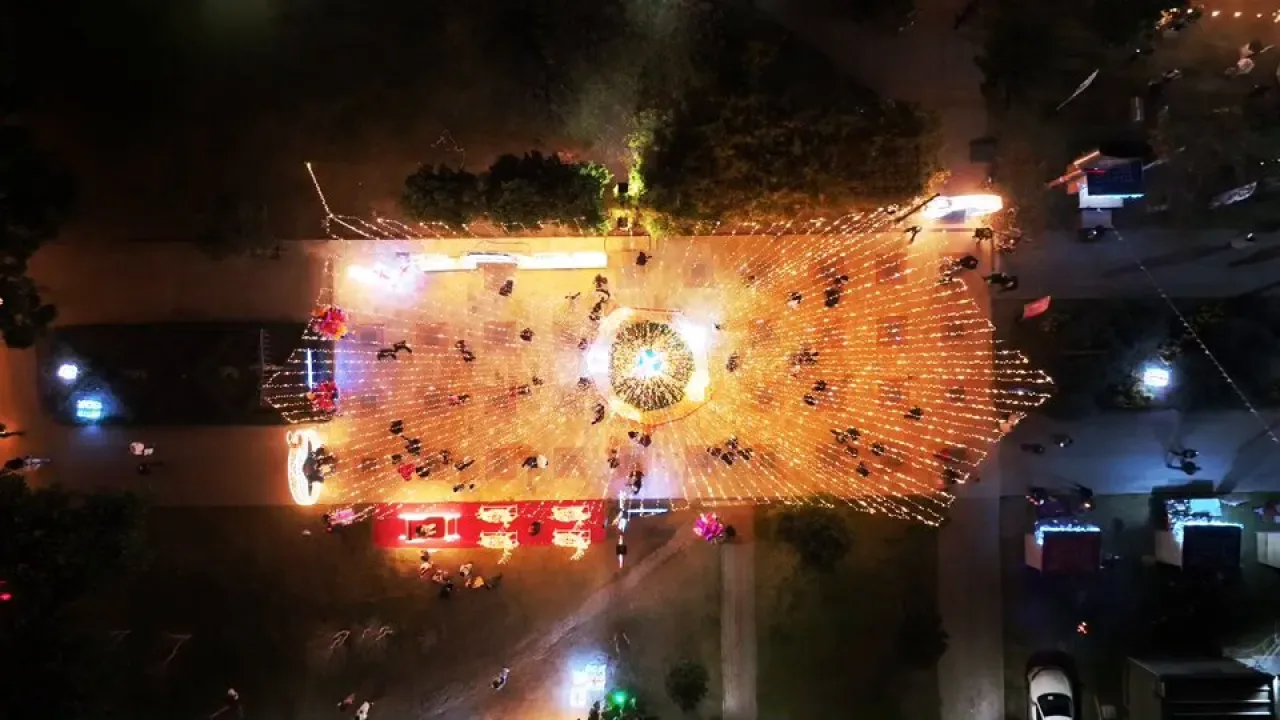 Adana'nın Yılbaşı Coşkusu Atatürk Parkı'na Taşındı Adana'nın Yılbaşı Coşkusu Atatürk Parkı'na Taşındı