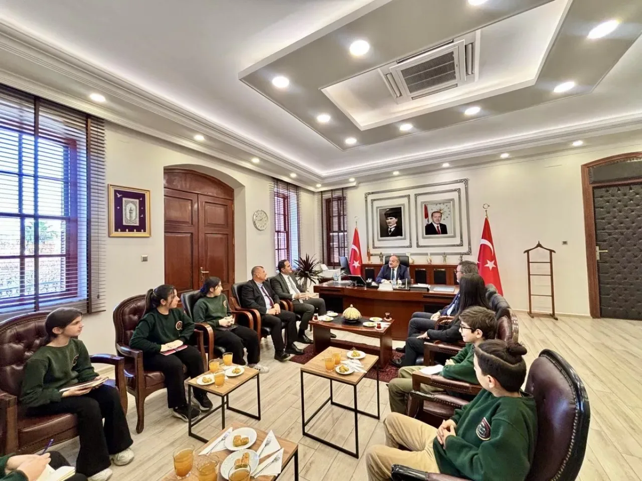 Seyhan'da Eğitimciler ve Öğrenciler Kaymakam İnci ile Röportaj Yaptı Seyhan'da Eğitimciler ve Öğrenciler Kaymakam İnci ile Röportaj Yaptı