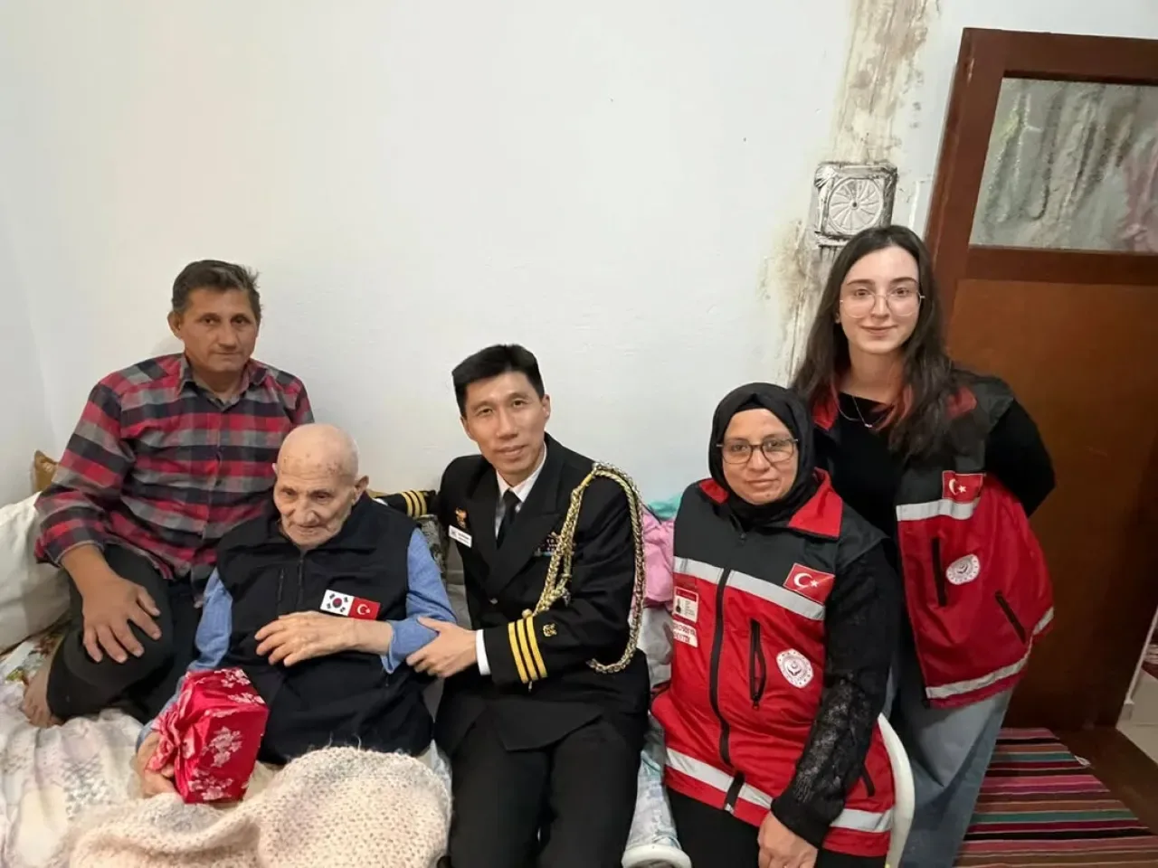 Kore Gazisi Ali Şahin'e Anlamlı Ziyaret Kore Gazisi Ali Şahin'e Anlamlı Ziyaret