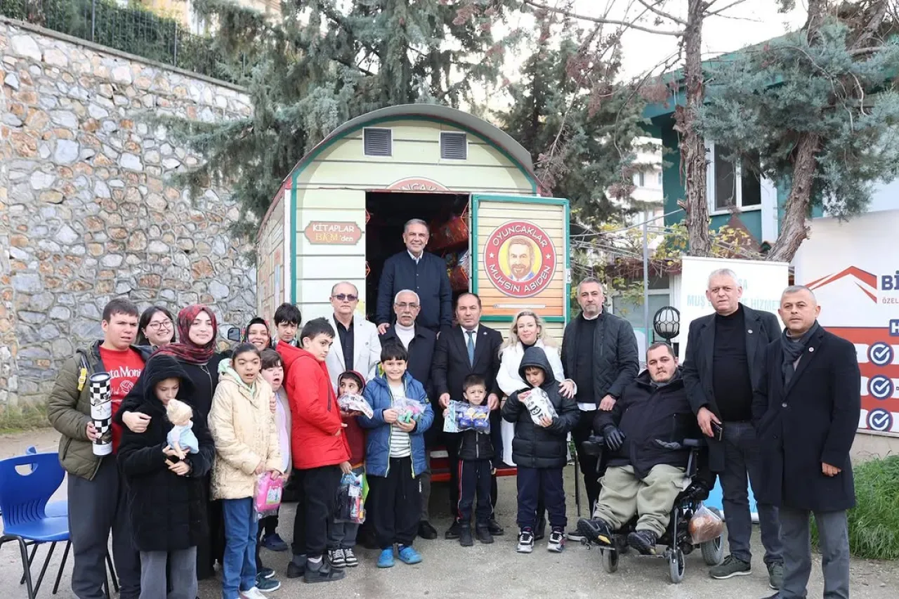 Gemlik'te Özel Çocuklar "Oyuncak Karavanı" ile Buluştu Gemlik'te Özel Çocuklar "Oyuncak Karavanı" ile Buluştu