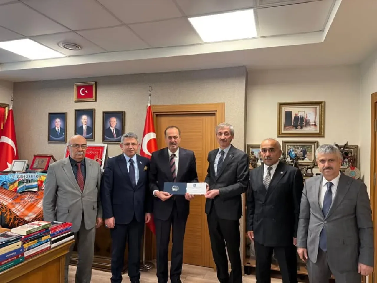 MHP'li Osmanağaoğlu'ndan Diyanet Vakıf Sen'e Ziyaret ve Genel Kurul Temennisi MHP'li Osmanağaoğlu'ndan Diyanet Vakıf Sen'e Ziyaret ve Genel Kurul Temennisi