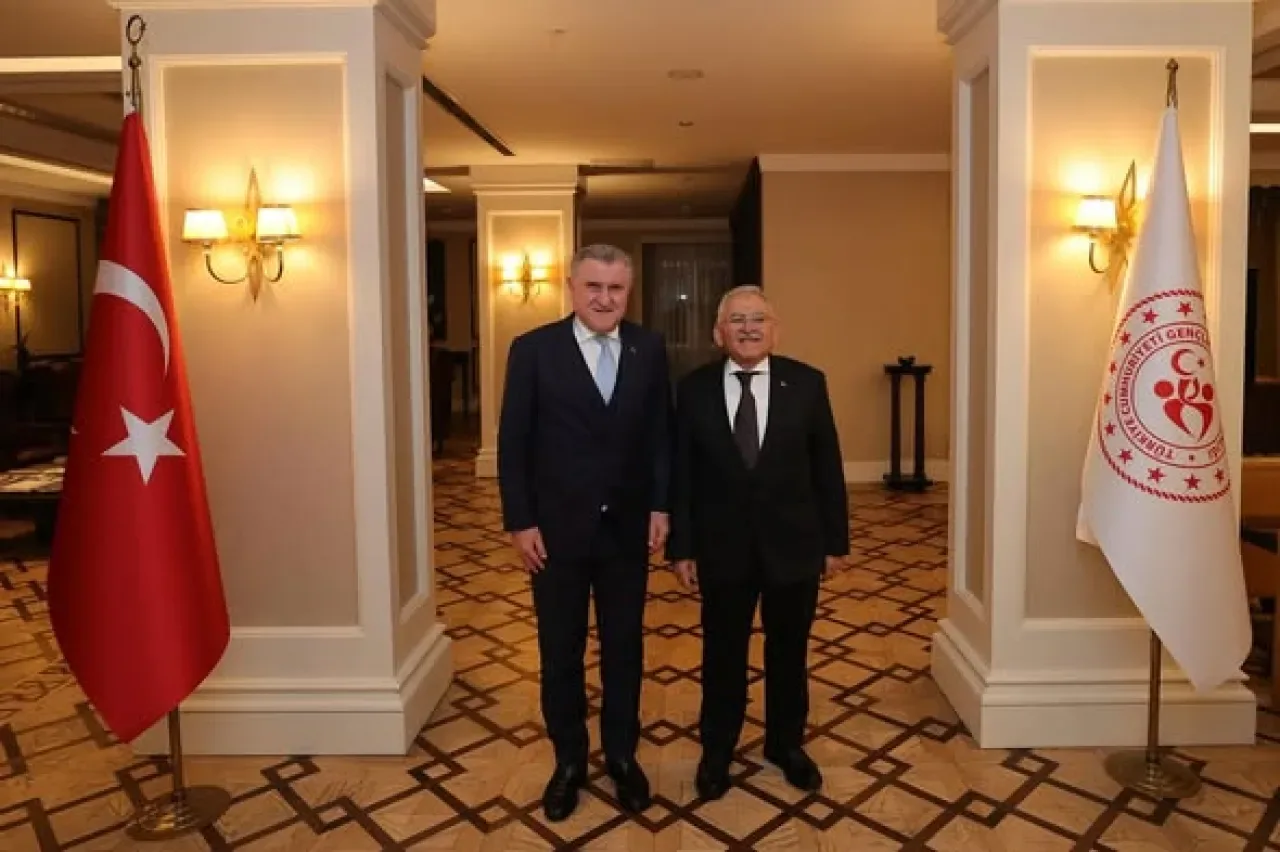 Kayseri'de Spor Yatırımları Masaya Yatırıldı: Bakan Bak, Büyükşehir Belediyesi'ni Ziyaret Etti Kayseri'de Spor Yatırımları Masaya Yatırıldı: Bakan Bak, Büyükşehir Belediyesi'ni Ziyaret Etti