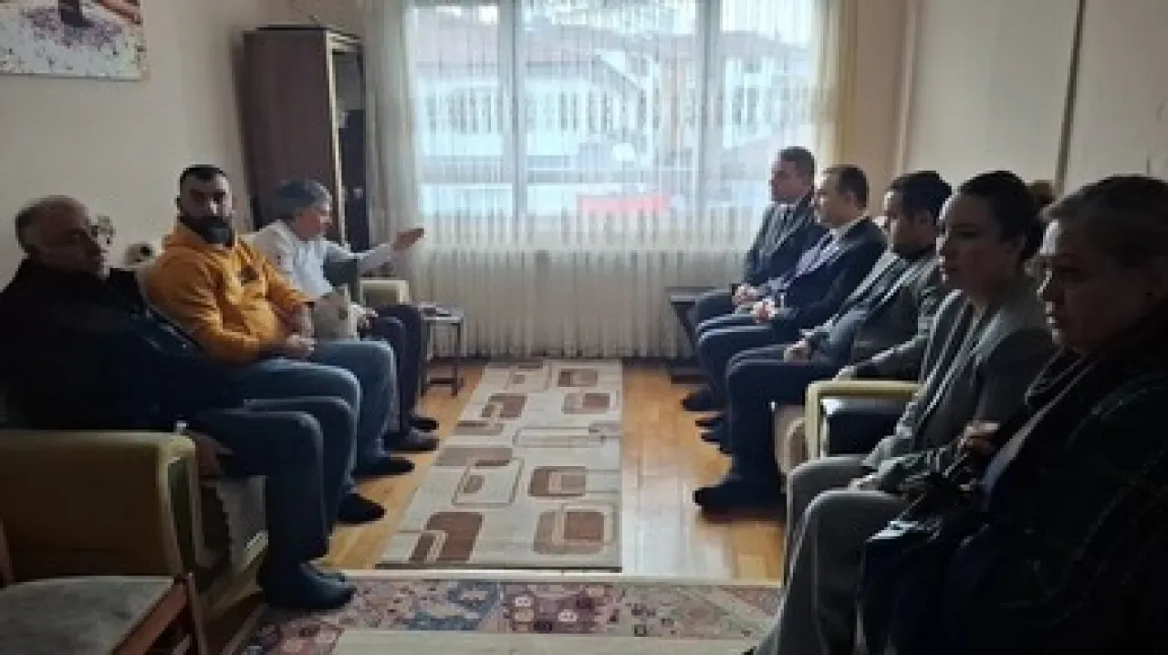 MHP'li Üst Düzey Heyet Etimesgut'ta Vatandaşları Evlerinde Ziyaret Etti MHP'li Üst Düzey Heyet Etimesgut'ta Vatandaşları Evlerinde Ziyaret Etti