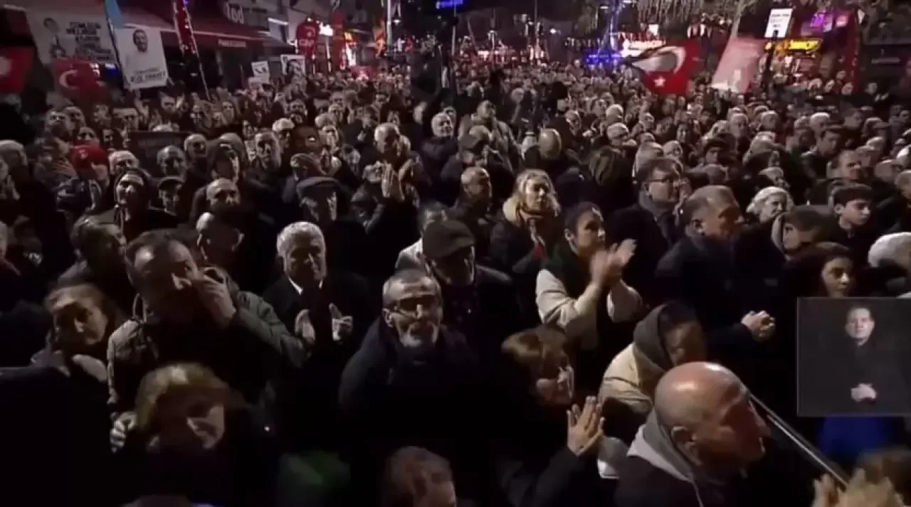 Özgür Özel'den Sert Çıkış: "Papaz" Krizi ve Trump Yorumu Özgür Özel'den Sert Çıkış: "Papaz" Krizi ve Trump Yorumu